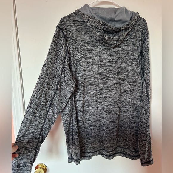 SOLD // Men’s Grey Under Armour Heatgear Hoodie - Picture 4 of 6